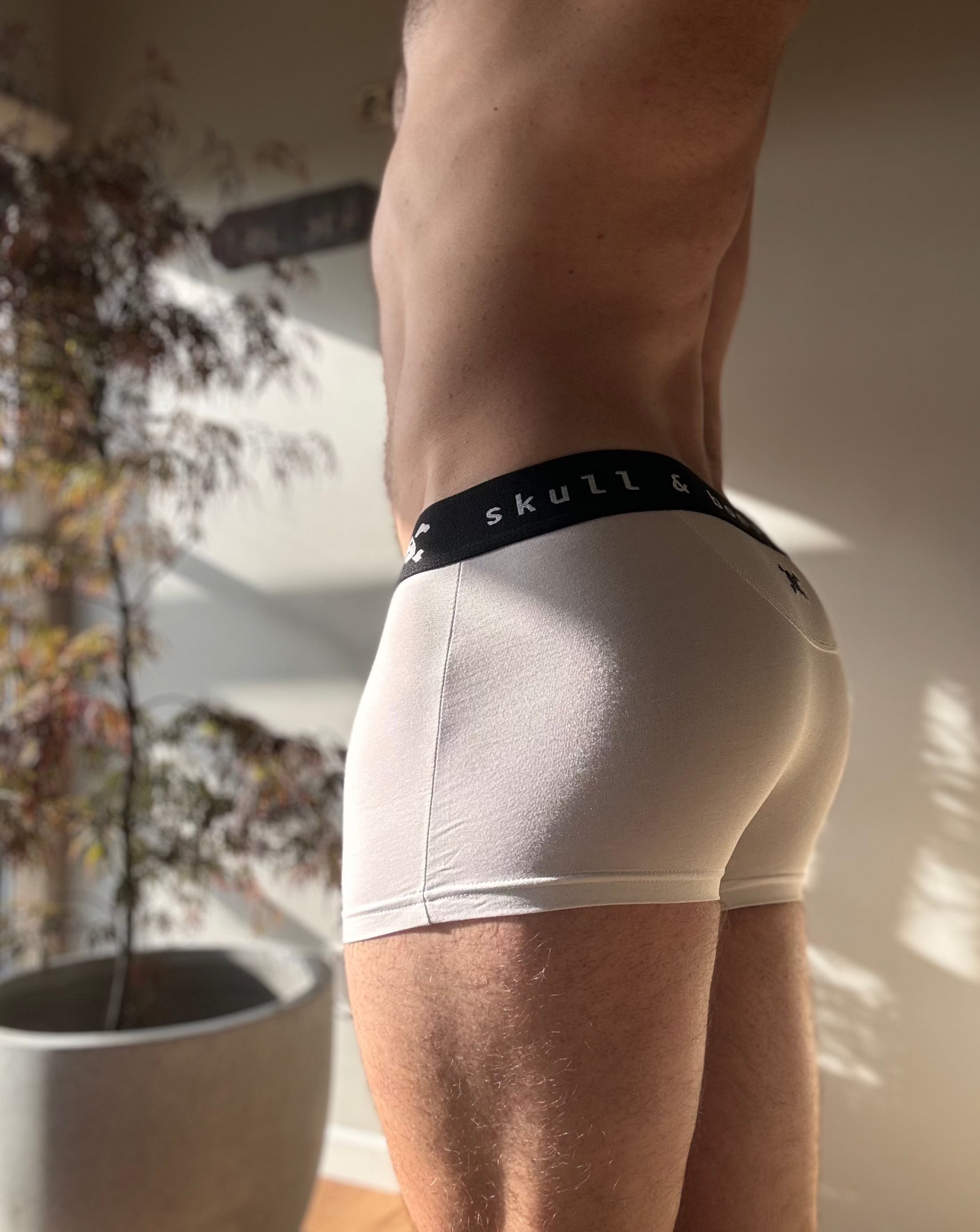 Weiße Boxershorts mit Totenkopf- und Knochen-Motiv